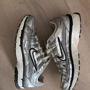 Nike Metallic Silver and Black Running Shoes